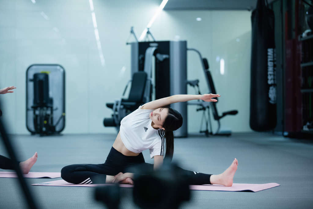 宋妍霏不吝啬身材穿翘臀裤还搭配露腰t这胆魄我想鼓个掌