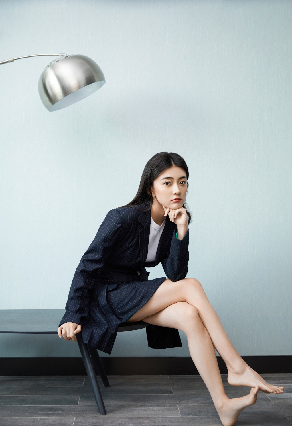 《绝代双骄》中她是小鱼儿官配,今穿裸色渔网裙,配长发优雅迷人