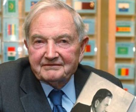 他的名字叫做大卫·洛克菲勒,说到这个家族想必大家都不陌生了,作为上