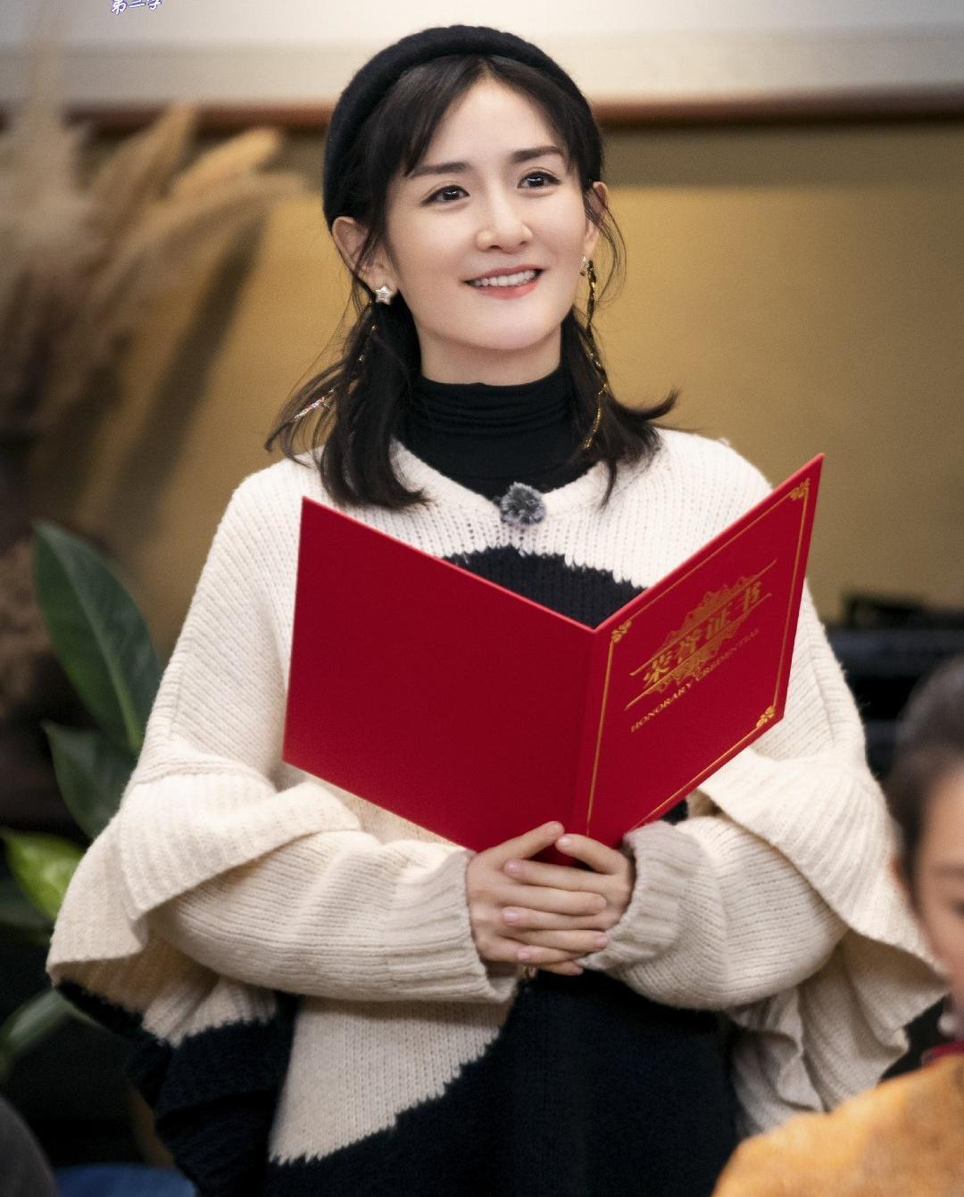 《妻子3》浪漫收官,谢娜晒旅游照私服穿搭曝光,素颜下皮肤真好