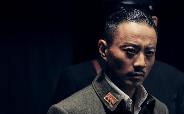 电影《风声》探班照,张涵予饰演的伪军剿匪大队长吴志国.