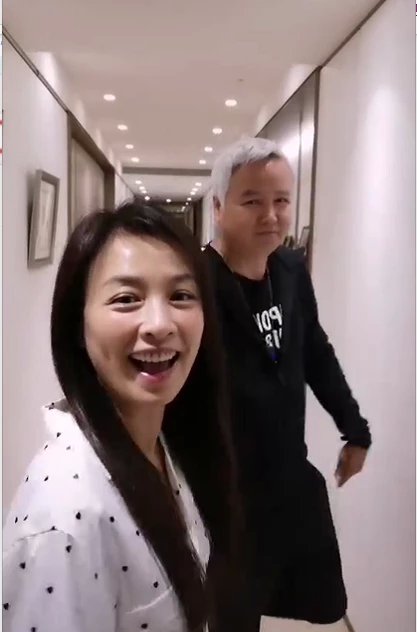 张庭与老公宅在家跳舞自嗨,一脸素颜看清皮肤:确定49岁了?