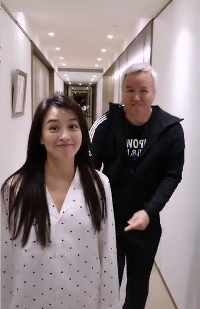 张庭与老公宅在家跳舞自嗨,一脸素颜看清皮肤:确定49岁了?