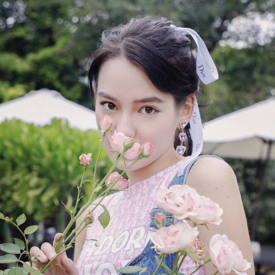 杨颖太会签艺人,00后中德混血太惊艳,不似热巴更像吉娜?