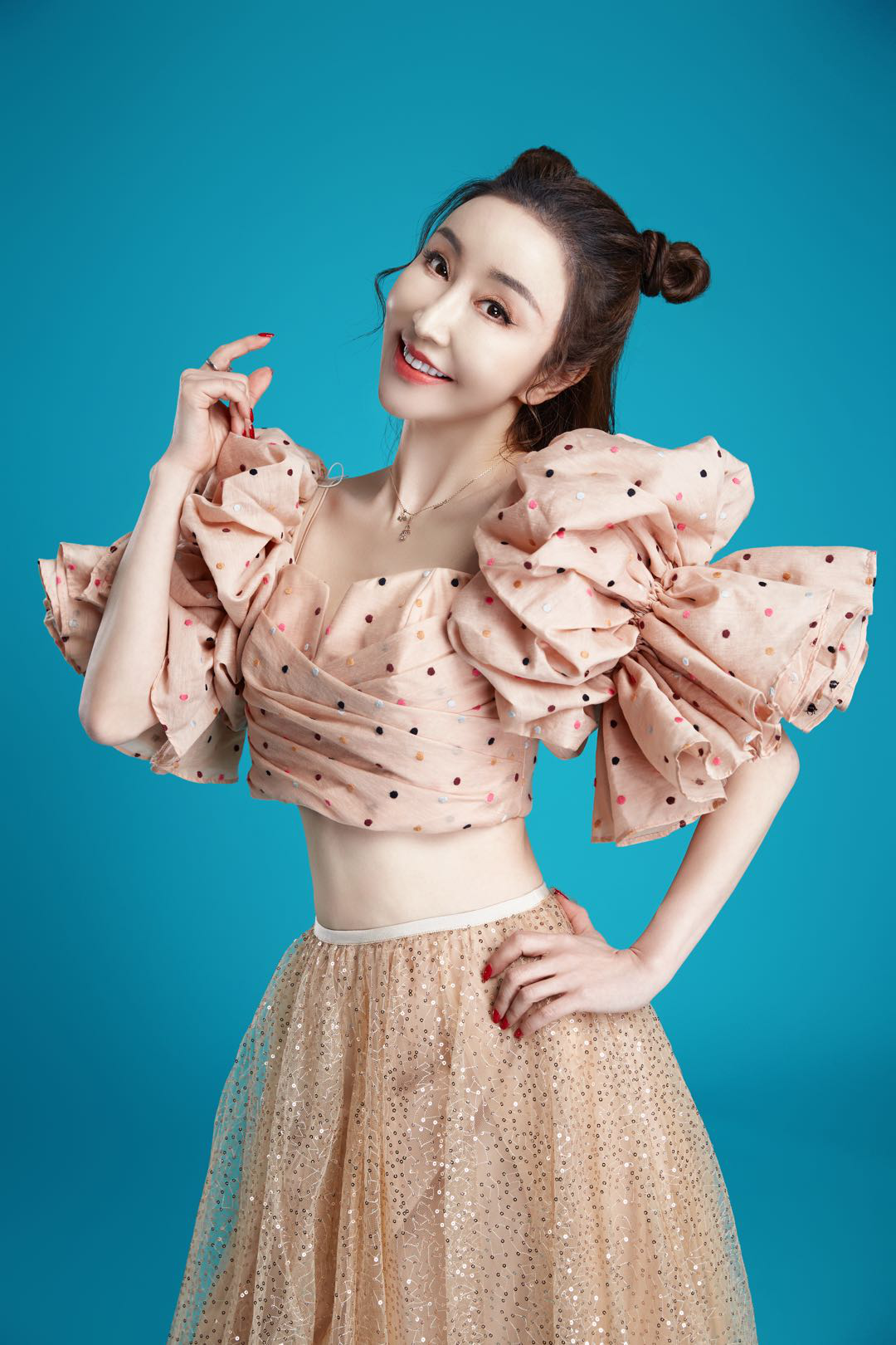 曹茜茜情人节大片甜蜜来袭粉色波点诠释别样浪漫