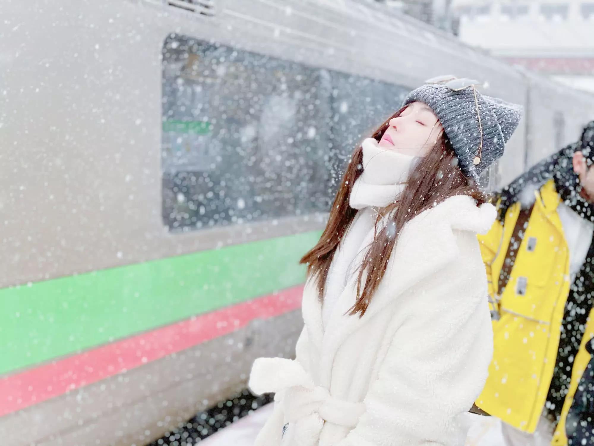 张天爱一身牛仔装雪中拍照裹白色毛绒围巾时尚保暖秀清新气质