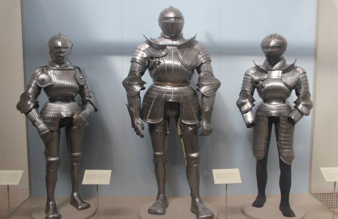 板甲从贵族骑士专属到佣兵都能装备马克西米利安式铠甲是关键