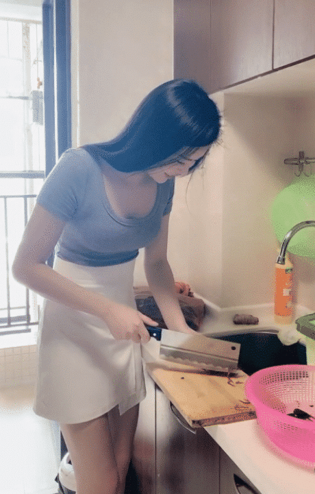 美女在做饭,真是下得了厨房的好女人