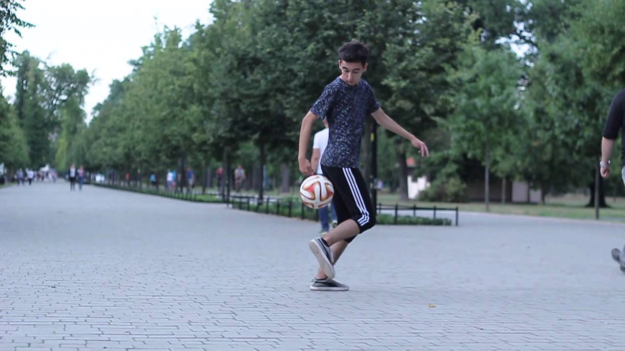 花式足球技巧之脚后跟颠球