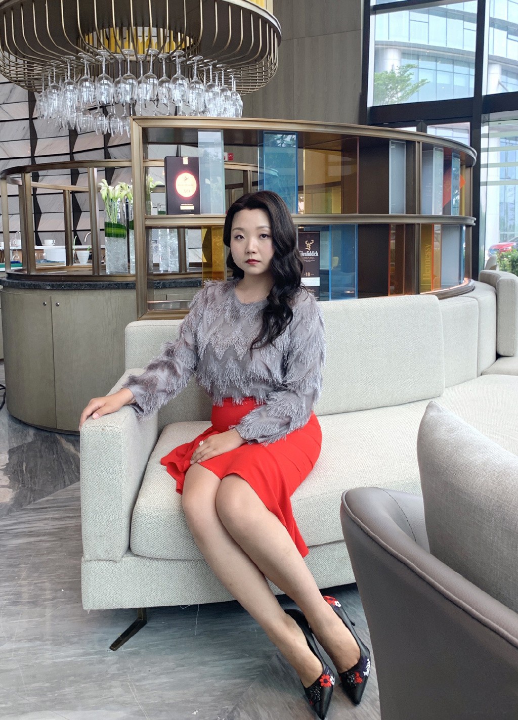 辣目洋子写真照曝光穿露肩亮片轻纱裙涂圆形口红个性俏皮