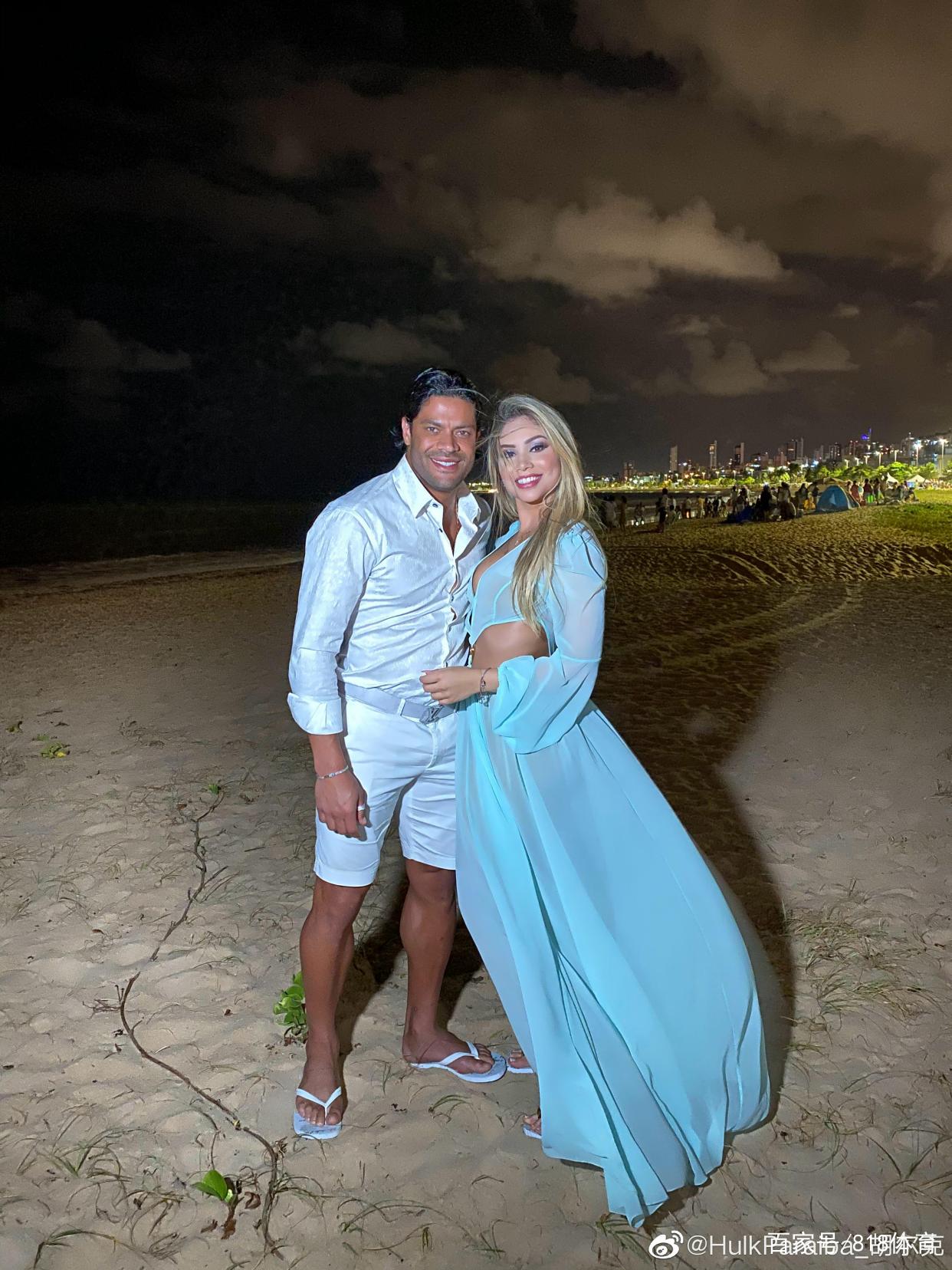 胡尔克与前妻侄女或已二婚!情人节海滩甜蜜拥抱 晒情侣对戒和手链