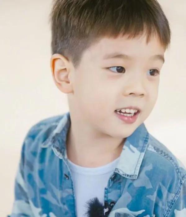 杜宇麒才是整容式长大小时候呆萌可爱如今浓眉大眼成王子