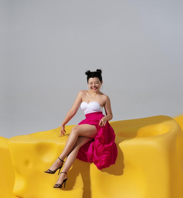 辣目洋子写真照曝光穿露肩亮片轻纱裙涂圆形口红个性俏皮