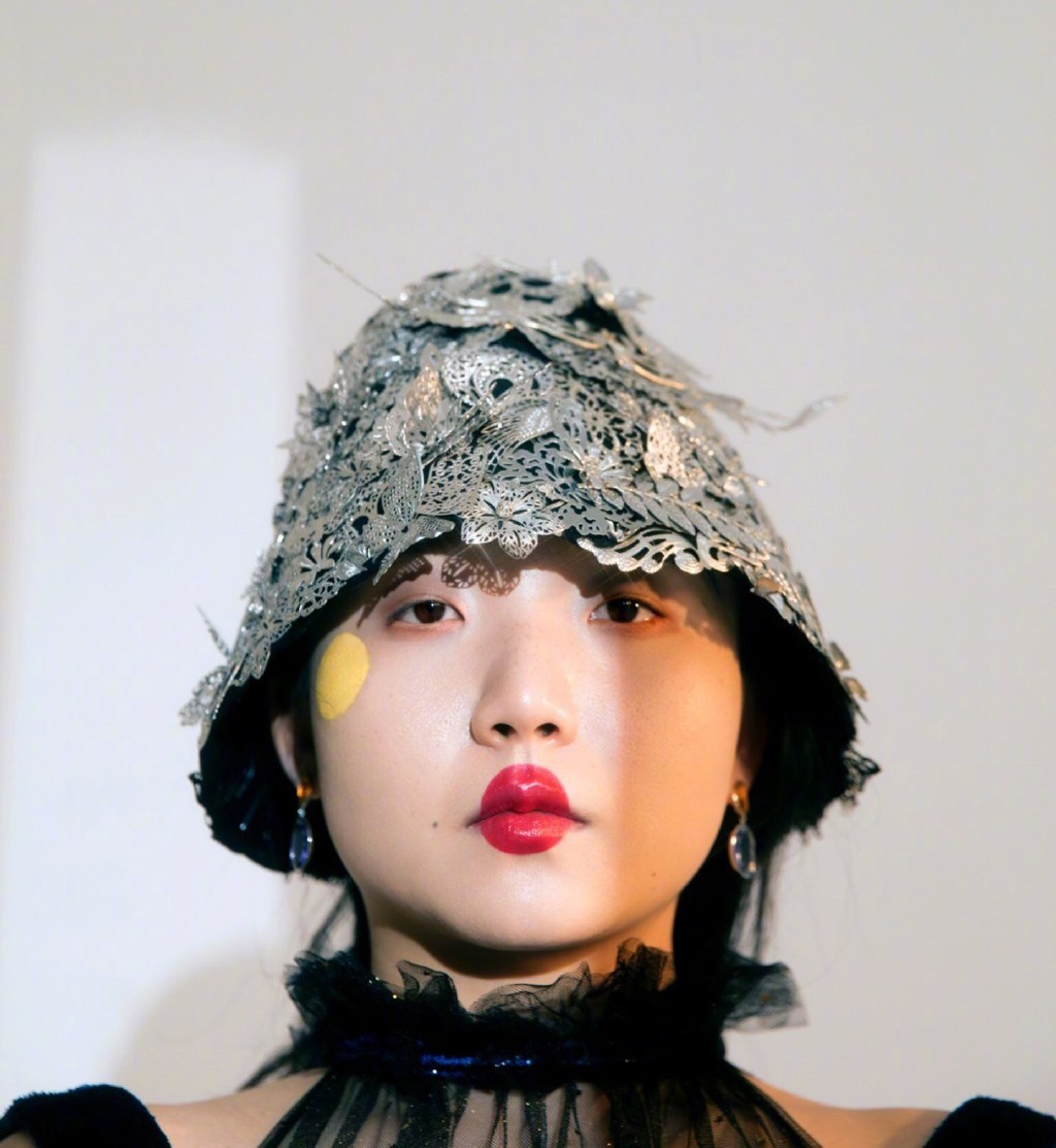辣目洋子写真照曝光穿露肩亮片轻纱裙涂圆形口红个性俏皮