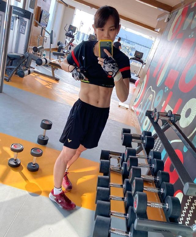 中国台北女羽一姐晒照,健身房锻炼大秀腹肌,身材出众羡煞旁人!