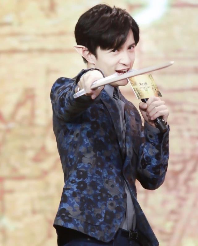 难怪薛之谦一直不留胡子,当长出"络腮胡"后,怕你看了太想嫁