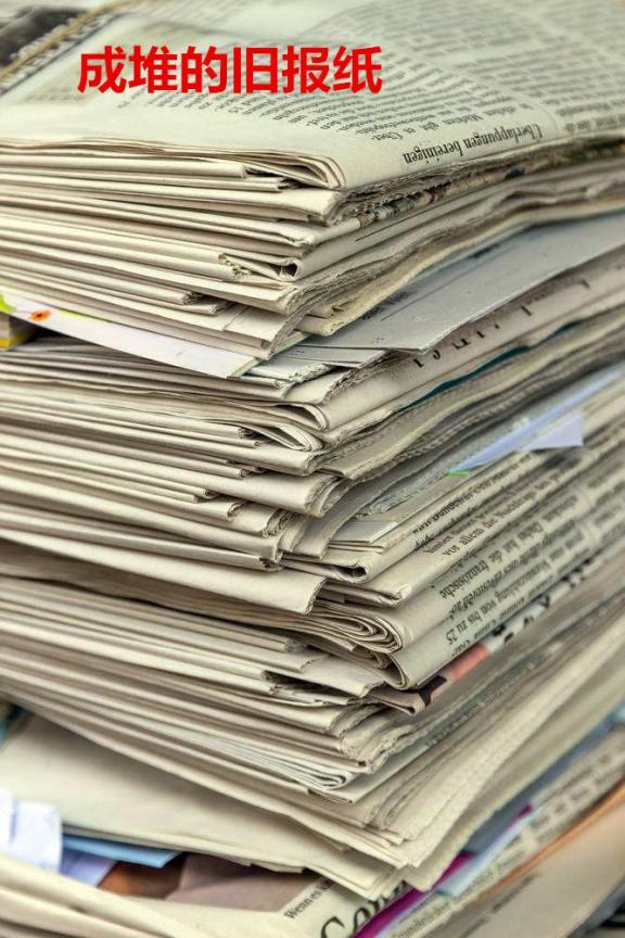 废旧报纸舍不得扔,卷一卷做成了百叶窗帘,挂起来还挺好看的