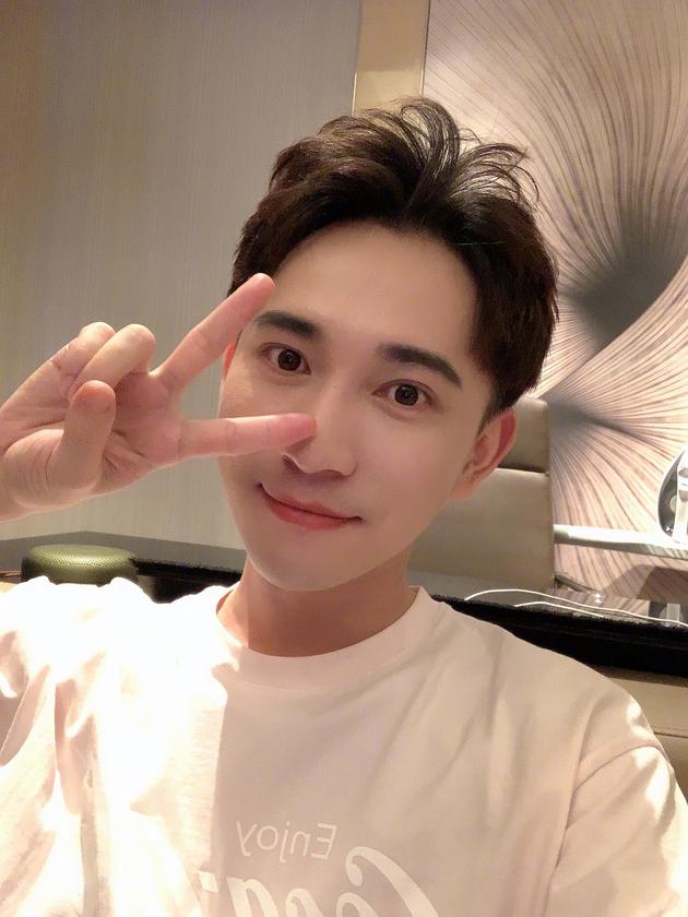 沈肯尼晒照辟谣去世不忘撒狗粮与沈煜伦结婚5年恩爱如初