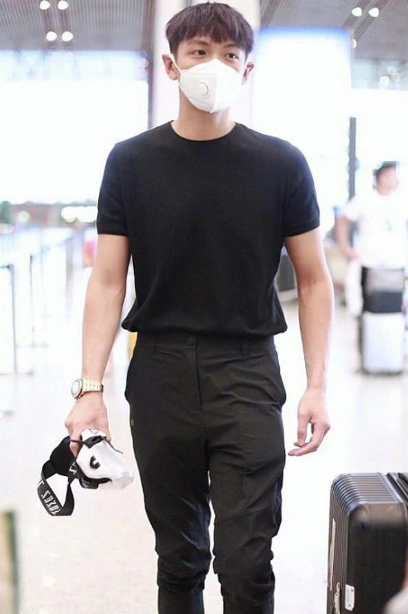 对于柯震东来说,他的身材其实是很优越的,而有着如此身材的他在穿起