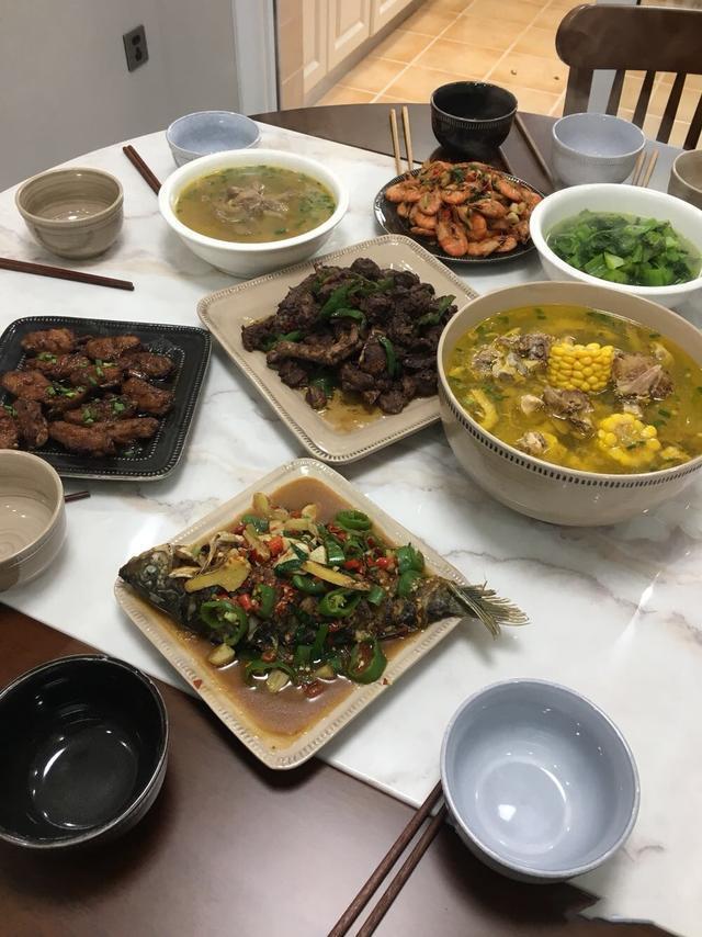 头一天入住新房,一桌丰盛晚餐犒劳一家子,进门玄关就漂亮极了!