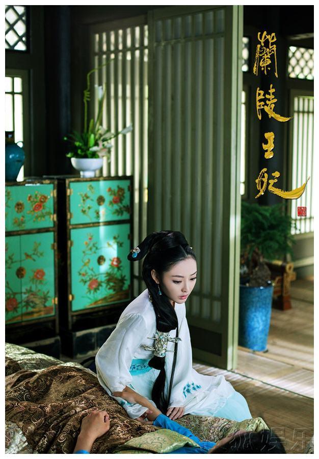 "胭脂映雪一颈香,芙蓉为骨兰为妆;见过七江三千月,不及洁?