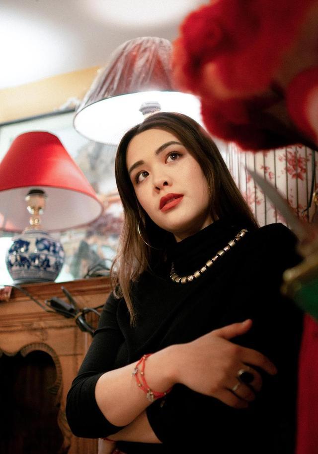 钟丽缇大女儿晒照,混血五官小雀斑意外有气质,丰腴身材不输妈妈