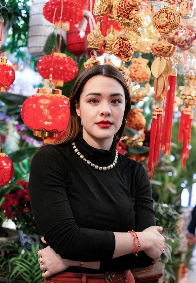 钟丽缇大女儿晒照,混血五官小雀斑意外有气质,丰腴身材不输妈妈