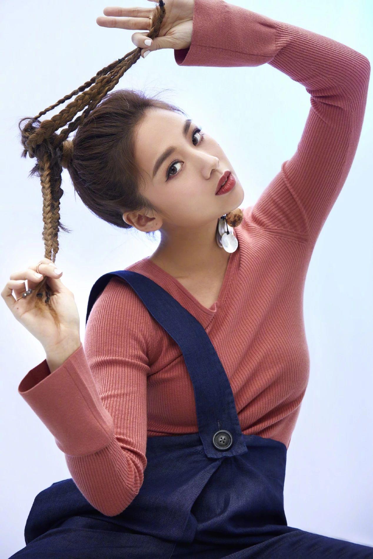 鬼鬼吴映洁真会穿!搭配连体紧身衣大秀身材,看得人忍不住想减肥