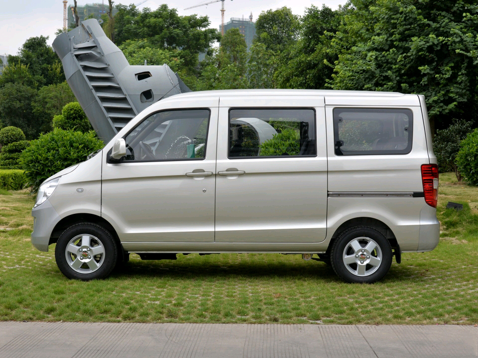 国产最便宜的"面包车",配侧滑门,售3.23万,5座/7座布局