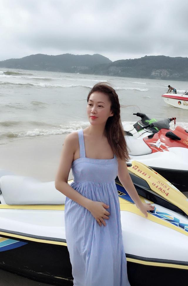 梁小冰是吃了防腐剂吗?穿蕾丝连衣裙配长筒靴超减龄,真有50岁?