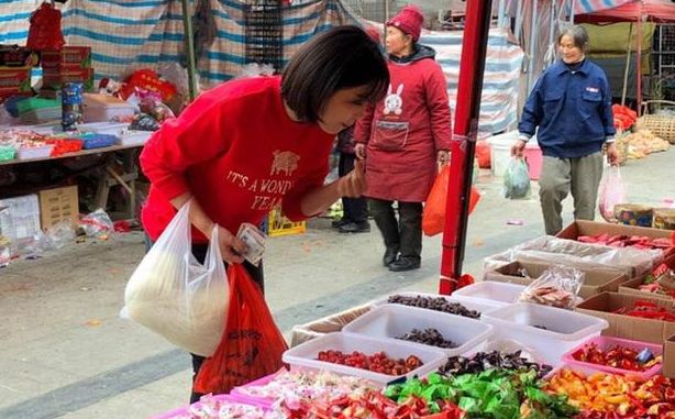 刘涛现身菜市场购物，打扮低调形似路人，手中拿着大把现金太抢眼