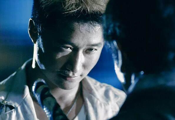 在《杀破狼》中,吴京饰演的大反派阿杰,一袭白衣,黄头发,心狠手辣,无