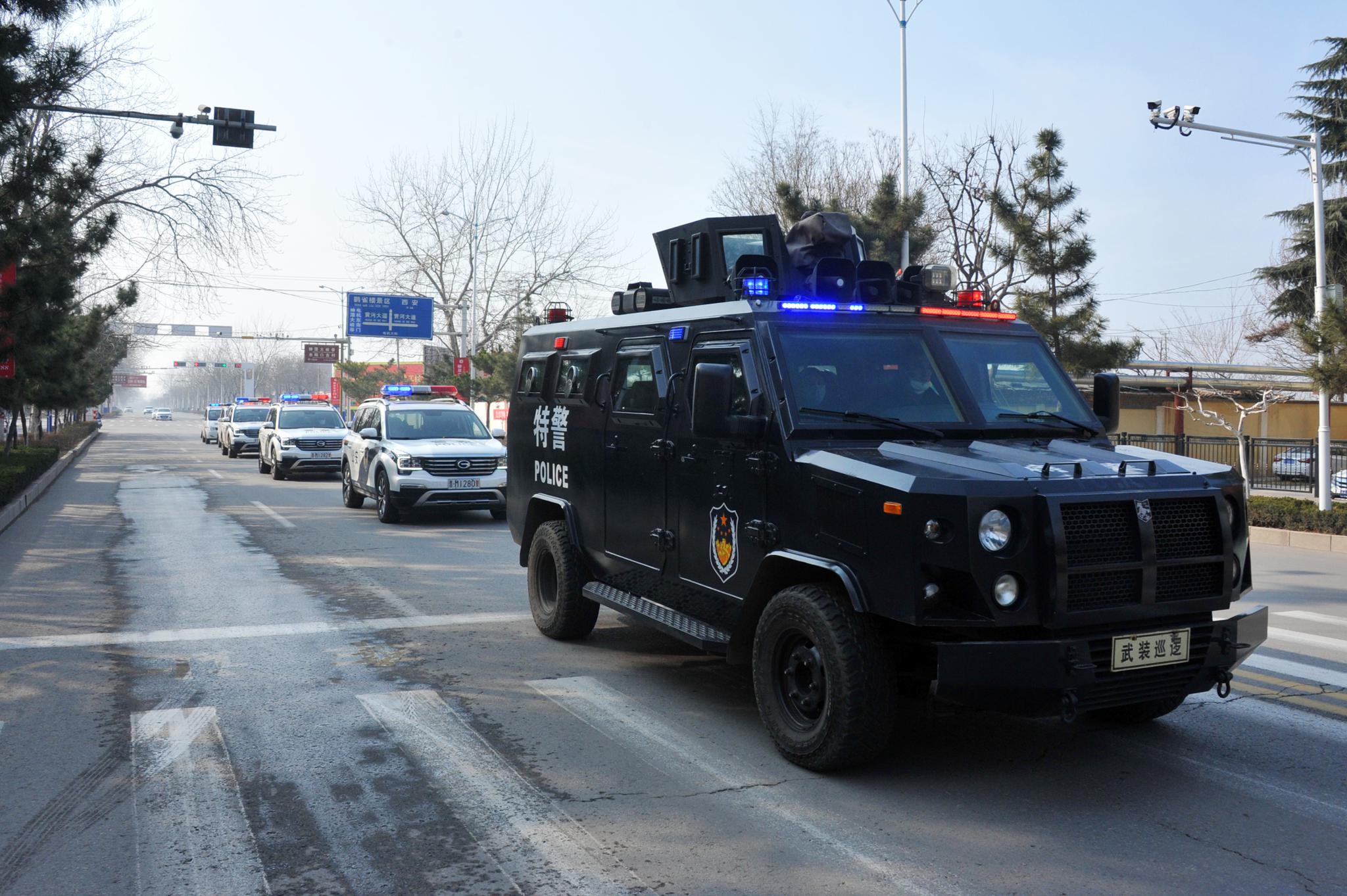 永济市公安局多种警车组队"喊话式"宣传疫情防控知识