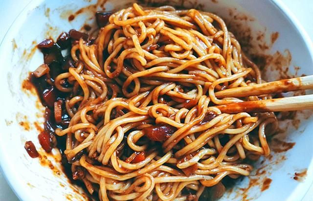 做炸酱面用黄豆酱还是甜面酱大厨教你正确的做法