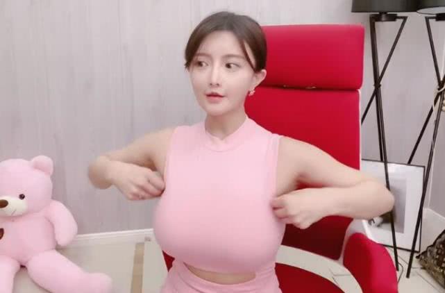 古阿扎直播时爆料自己去解说lol时故意穿了很晃的衣服