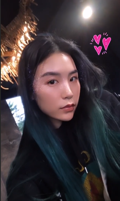 随后,苏湘涵还晒出了面对镜头嘟嘴微笑的一瞬间,让人觉得她心情貌似真