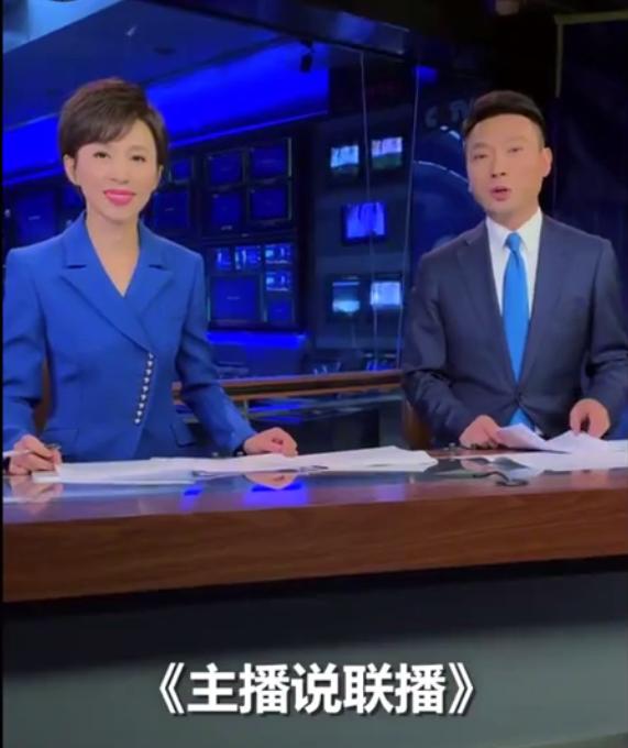 央视主持人手里的稿子到底长啥样的?康辉和欧阳夏丹为你揭秘