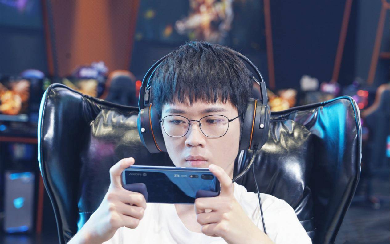 程度并不乐观,据一些网友爆料,dyg久诚在训练赛上被ts战队4-1轻松战胜