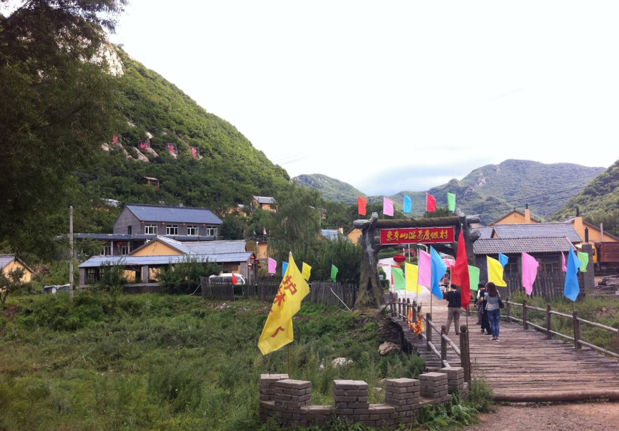 国内很多景区都是存在的,像是曾经爆火的张亮村就是因为对游客"漫天要