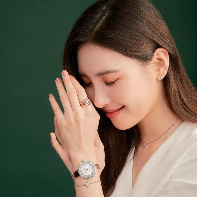 李宣美越发成熟网球裙配长筒袜运动感十足一双大长腿白的发光