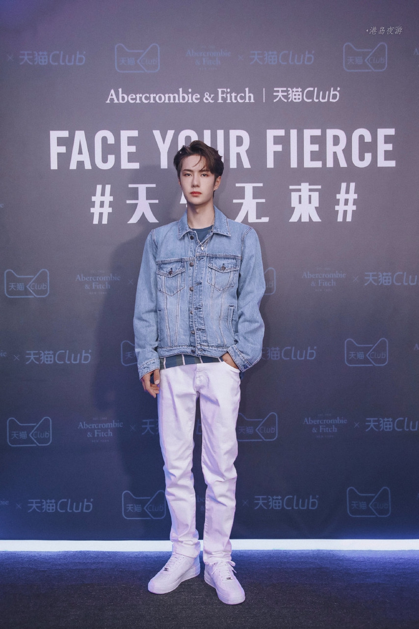 帅气男孩王一博的牛仔外套穿搭简约款也能穿出时尚感