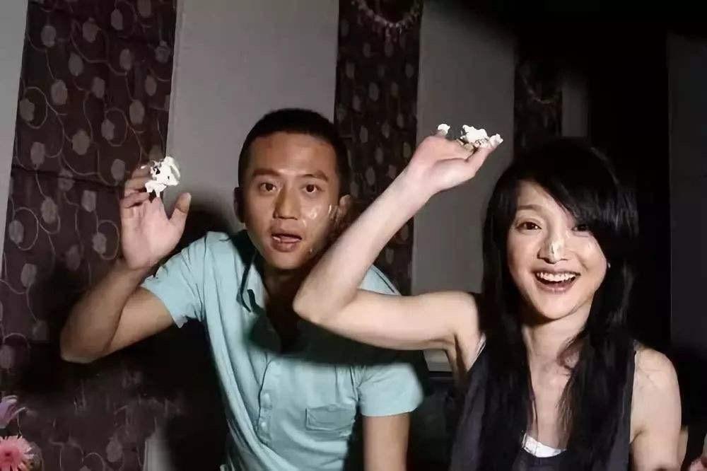 周迅曾和邓超合作过爱情片《李米的猜想》,她评价邓超给人淡定的感觉