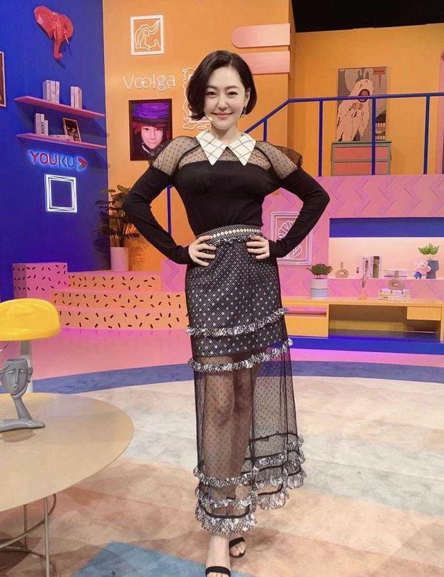 小s徐熙娣个子不高但比例很好,穿紧身针织衫配半身裙,洋气时髦