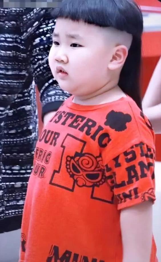 作为郭德纲的大儿子,郭麒麟不仅在相声的业务方面非常优秀,而且性感也