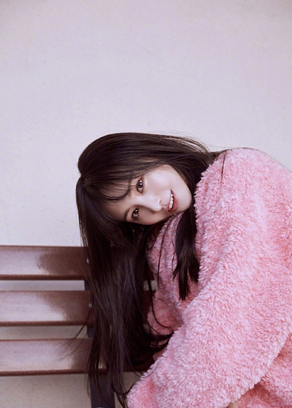 郑爽表情太可爱了!穿"糖果粉"毛绒卫衣配黑色长裤,清纯又迷人