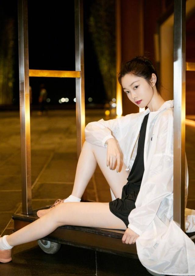 出演红楼梦山楂树之恋的宋轶性感脱俗美腿又白又直