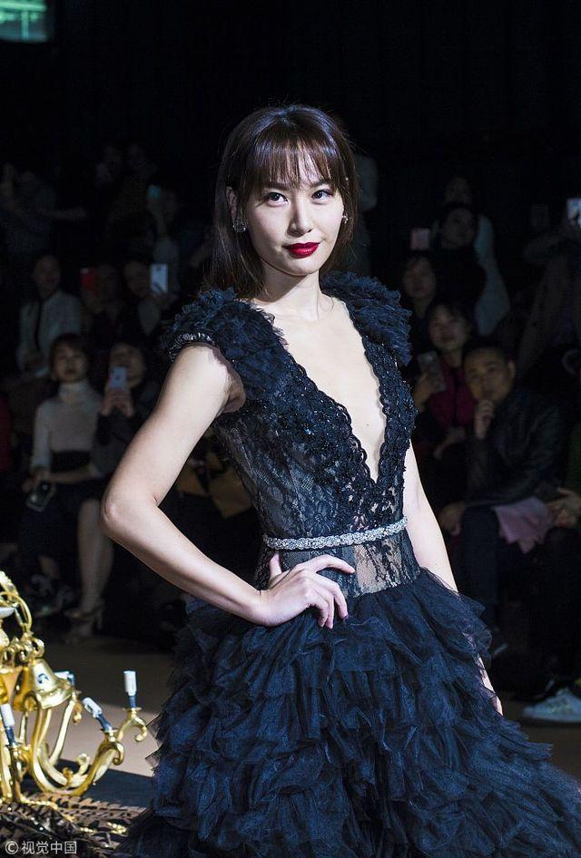 40岁徐子珊低胸装玩性感,领口开到细腰,好身材女生看了都羡慕