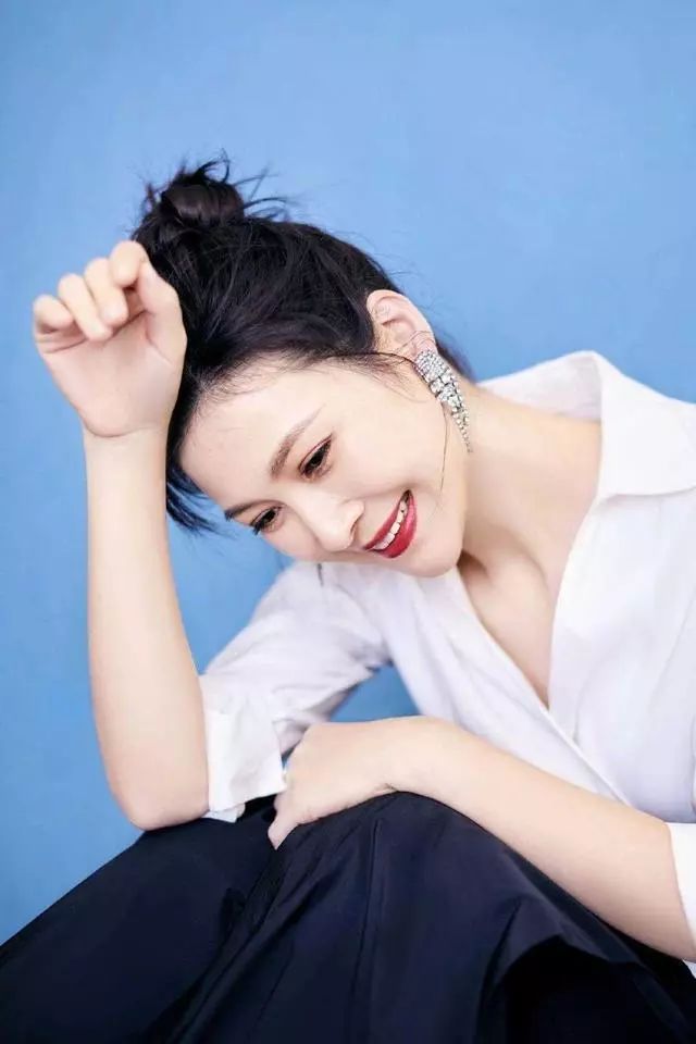 童蕾越发知性迷人,v领白衫搭黑裙锁骨撩人,盈盈浅笑吸引目光