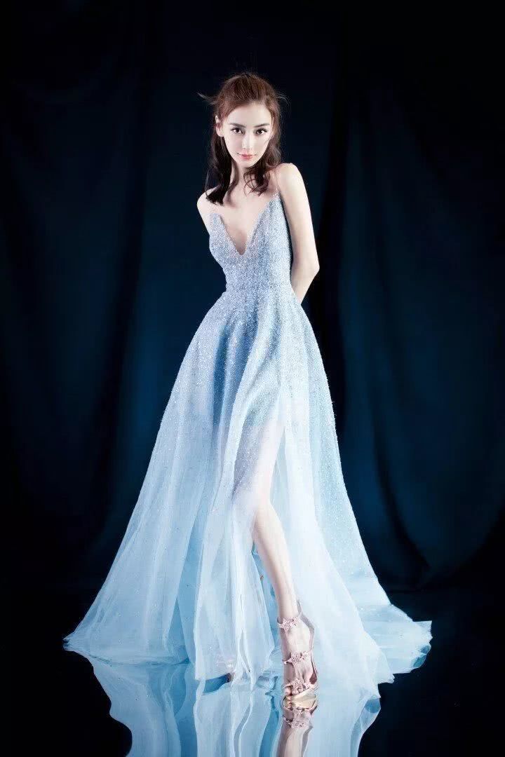 angelababy身材真丰满,深v浅蓝色梦幻裙尽显凹凸感,真让人羡慕