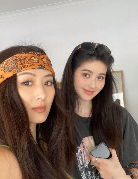 孙芸芸晒最新美照,和女儿身穿母女装时尚感十足,大长腿非常抢镜